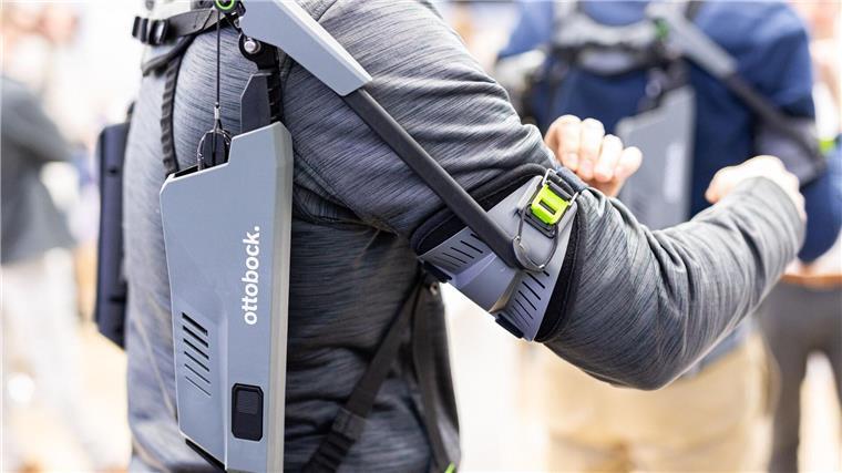 Prothesenhersteller liefert Hilfscontainer in Erdbebengebiet Ein Mitarbeiter trägt zu Demonstrationszwecken auf der Industriemesse Hannover Messe am Messestand von Ottobock ein Exoskelett.