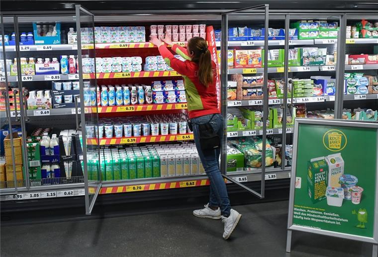 Verband: Milchprodukte werden teurer Kühlregal mit Milchprodukten
