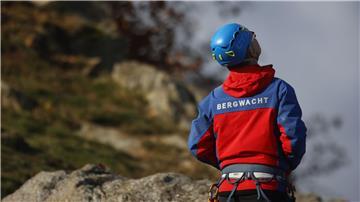 Ein Mitglied der Bergwacht Harz beobachtet einen Übung der Bergwacht.