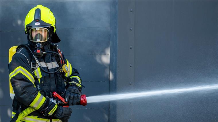 Ein Mitglied der Feuerwehr beim Löscheinsatz.