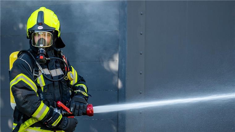 Brand bei Putenmastbetrieb verursacht hohen Schaden Ein Mitglied der Feuerwehr beim Löscheinsatz.