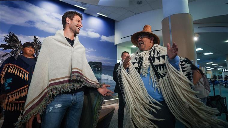 Ein Mitglied der Musqueam überreichte Thomas Müller zur Begrüßung eine Decke. Die Musqueam leben seit sehr langer Zeit in der Gegend der heutigen Stadt Vancouver.