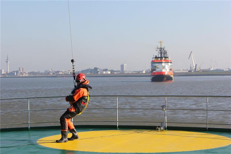 Übung auf der Weser: Brände löschen, Verletzte retten Ein Mitglied des Verletztenversorgungsteam seilt sich vom Hubschrauber ab.