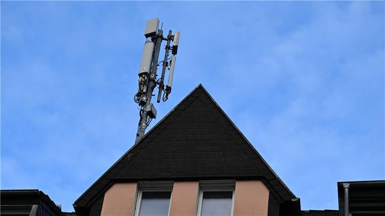 Ein Mobilfunk-Mast mit Antennen im Funkstandard 5G (quadratisch) und 4G (länglich) ist auf dem Dach eines Wohnhauses montiert. (Archivbild)