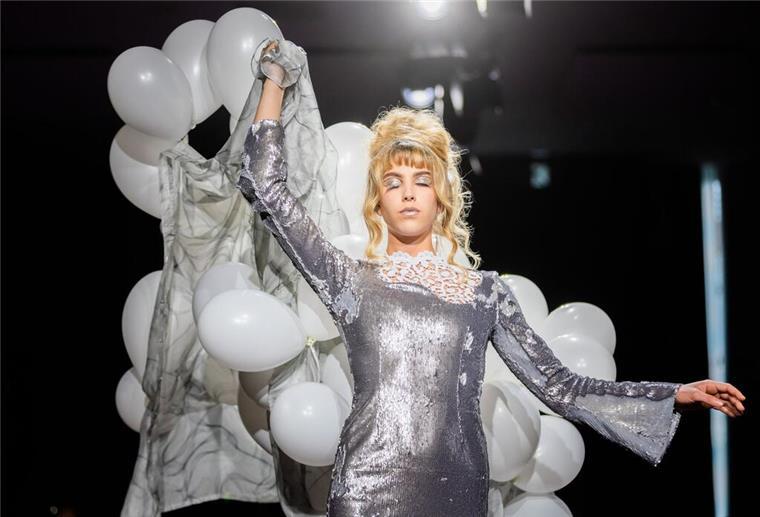 Berlin Fashion Week: Kilian Kerner mit politischer Botschaft Ein Model schwebt bei der Show des Labels „Glück“ über den Laufsteg.