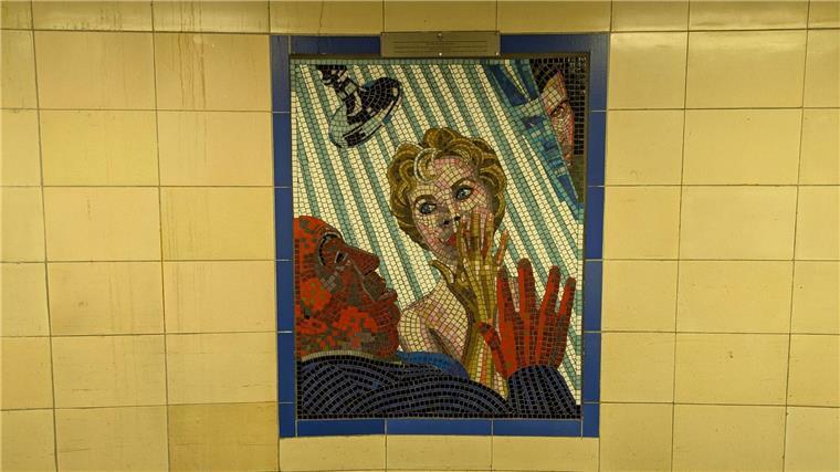 Ein Mosaik in der Londoner U-Bahnstation Leytonstone zeigt Regisseur Alfred Hitchcock, der Schauspielerin Janet Leigh eine Regieanweisung beim Film zu „Psycho“ gibt. Im Hintergrund ist Anthony Perkins zu sehen.