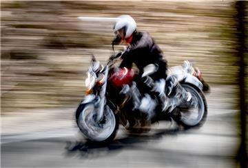 Ein Motorradfahrer auf der Flucht