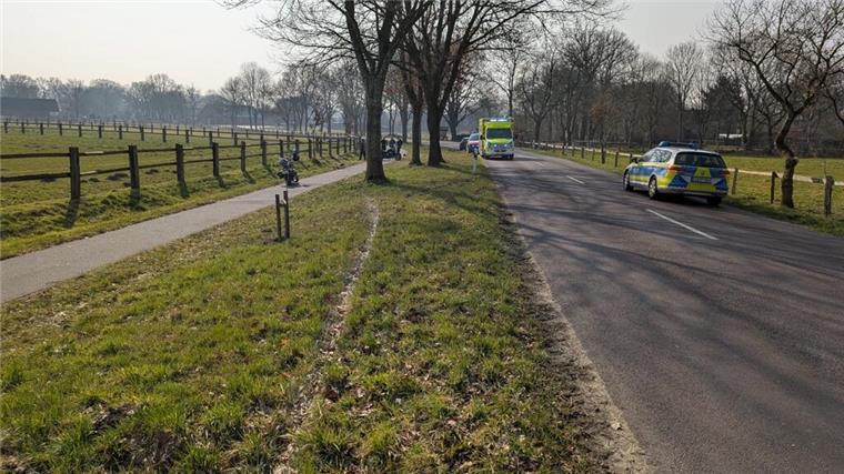Motorrad-Crash bei Drangstedt: Fahrer entgeht nur knapp dem Tod Blick auf die Unfallstelle. Ein Motorradfahrer kam hier von der Straße ab. Er wurde schwer, aber nicht lebensgefährlich verletzt.
