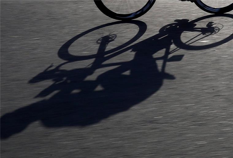 Mountainbiker kracht gegen Laster Ein Mountainbiker wurde in Hemmoor schwer verletzt.
