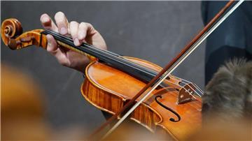 Ein Musiker während einer Generalprobe.