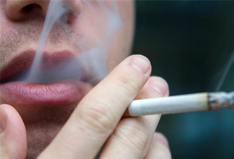 20 Prozent Mietminderung wegen Zigaretten-Gestank: Wann Mieter klagen können ILLUSTRATION - Damit der Nachwuchs nicht passiv mitraucht, sollte die Wohnung eine rauchfreie Zone sein. (zu dpa: «So schadet Passivrauchen der Gesundheit des Kindes») Foto: Andrea Warnecke/dpa-tmn - Honorarfrei nur für Bezieher des dpa-Themendienstes +++ dpa-Themendienst +++