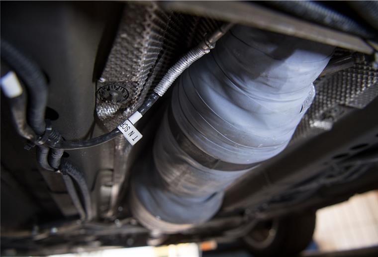Ein nachgerüsteter SCR-Katalysator ist am Unterboden eines umgerüsteten Opel Astra zu sehen. Im vergangenen Jahr zählte allein die Straßenwacht des ADAC 420 Diebstähle von Katalysatoren. Dieses Jahr waren es sogar schon 448 Kats bis Mitte Juli. 