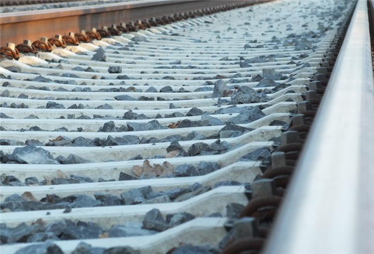 Nackter Mann läuft an Bahngleisen - Zug macht Vollbremsung Bahngleis.