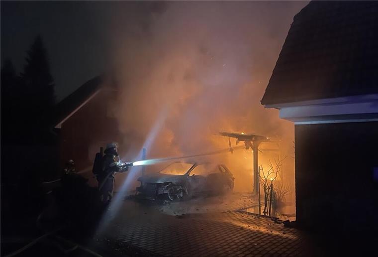 Nächtlicher Brand in Bremerhaven: Auto steht in Flammen Ein nächtlicher Brand in Bremerhaven hat ein Auto, ein Carport und ein Gebäudedach beschädigt.