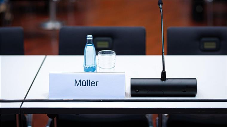 VW-Dieselprozess: Winterkorn saß da wie ein „Häufchen Elend“ Ein Namensschild mit der Aufschrift „Müller“ steht auf einem Tisch.