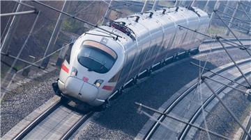 Ein neuer ICE fährt ab Dezember direkt von Bremen nach Berlin. (Archivbild)