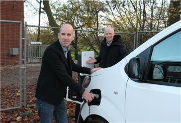 Ein neues Elektroauto mit Platz für neun Personen hat die Waldschule Hagen angeschafft. Darüber freuen sich Schulleiter Sven Fierek (links) und Burkhard Teuber, Vorsitzender des Schulvereins.