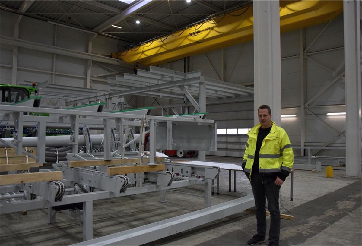 Holz-Imperium wächst im Fischereihafen Ein neues Hobelwerk wird zurzeit in der ehemaligen Senvion-Halle montiert.