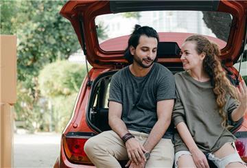 Pärchen sitzt im Auto