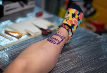 Jemand lässt sich sein Bein tätowieren.  Ein neues Tattoo kann mehr kosten als geplant – im schlimmsten Fall auch den Lohn. Ein Gericht entschied jetzt gegen eine erkrankte Arbeitnehmerin.