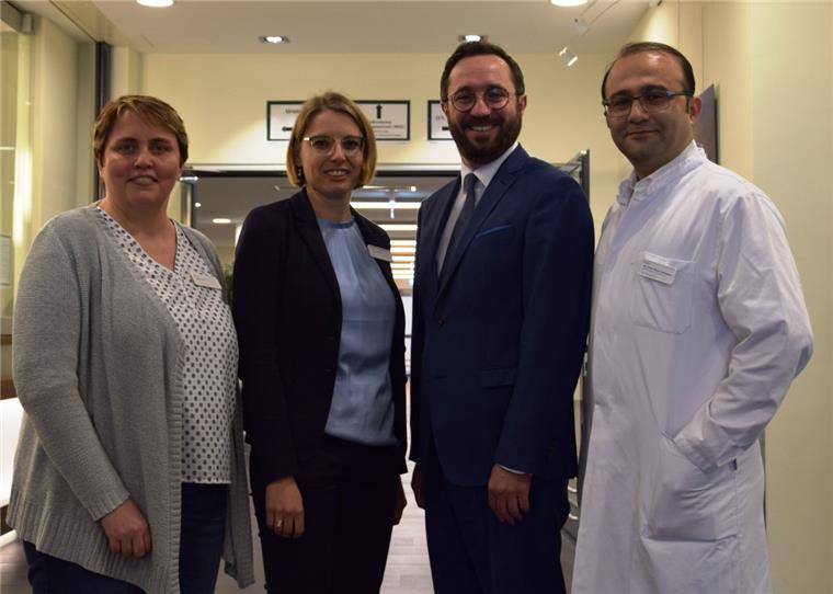 Nordenham: Klinik stellt Ärztlichen Direktor frei Ein neues Team führt die Esenshammer Klinik. Der bisherige Ärztliche Direktor wurde von allen Aufgaben entbunden, nachdem er gekündigt hatte.