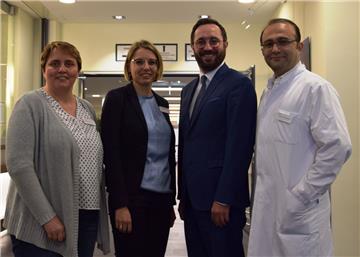 Ein neues Team führt die Esenshammer Klinik. Der bisherige Ärztliche Direktor wurde von allen Aufgaben entbunden, nachdem er gekündigt hatte.