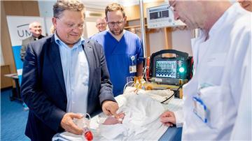 Ein neues Telemedizin-Angebot unter dem Namen Telestorch soll in der Weser-Ems-Region die Arbeit von ländlichen Geburtskliniken unterstützen. 
