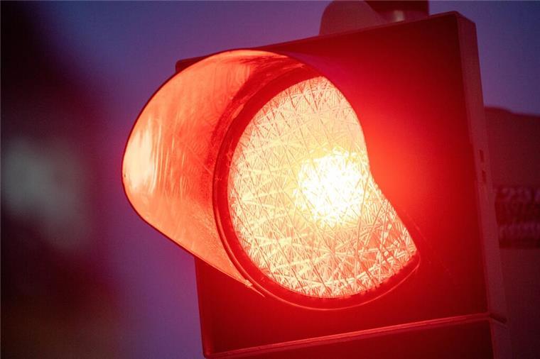 Mädchen (9) läuft bei Rot auf die Straße - Fahrer kann nicht mehr ausweichen Rote Ampel Symbolbild