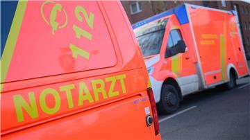 Ein neunjähriger Junge wird von einem Auto erfasst und kommt ins Krankenhaus. (Symbolbild)