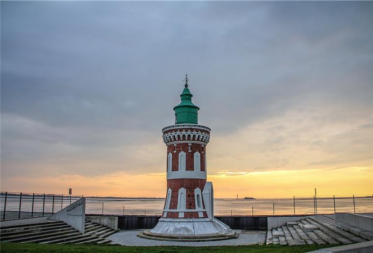 Bremerhaven soll Leuchttürme vermarkten Ein niedlicher Turm, der viel zu erzählen hat, isst das Leuchtfeuer „Kaiserschleuse Ostfeuer”, im Volksmund „Pingelturm” genannt. Schöne Architektur und mit einer außen angebrachten Nebelglocke iausgestattet - ein Unikum.