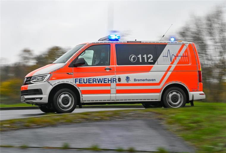 Rottweiler beißt Mädchen in Bremen in den Kopf und verletzt es schwer Ein Notarzt-Fahrzeug im Einsatz (Symbolbild)