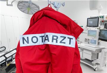 Ein Notarzt hatte versucht, die Frau zu reanimieren, sie starb jedoch.