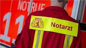 Ein Notarzt steht nach einem Einsatz an einem Rettungswagen.