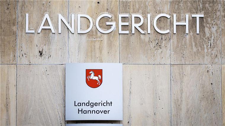 Mann soll Obdachlosen erstochen haben - Prozess beginnt Ein Obdachloser sitzt leblos und mit Stichverletzungen auf einer Parkbank im Stadtwald - jetzt kommt der mutmaßliche Täter vor Gericht. (Symbolbild)