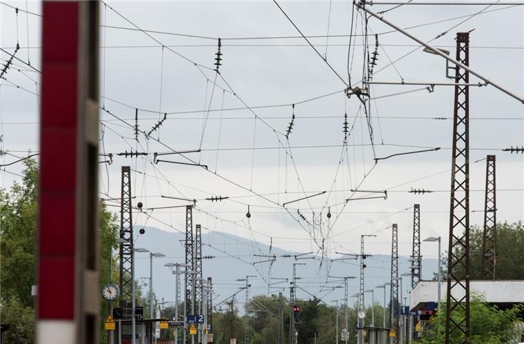 Zugausfälle: Oberleitung kaputt zwischen Stubben und Bremerhaven Ein Oberleitungsschaden sorgt für Behinderungen im Bahnverkehr.