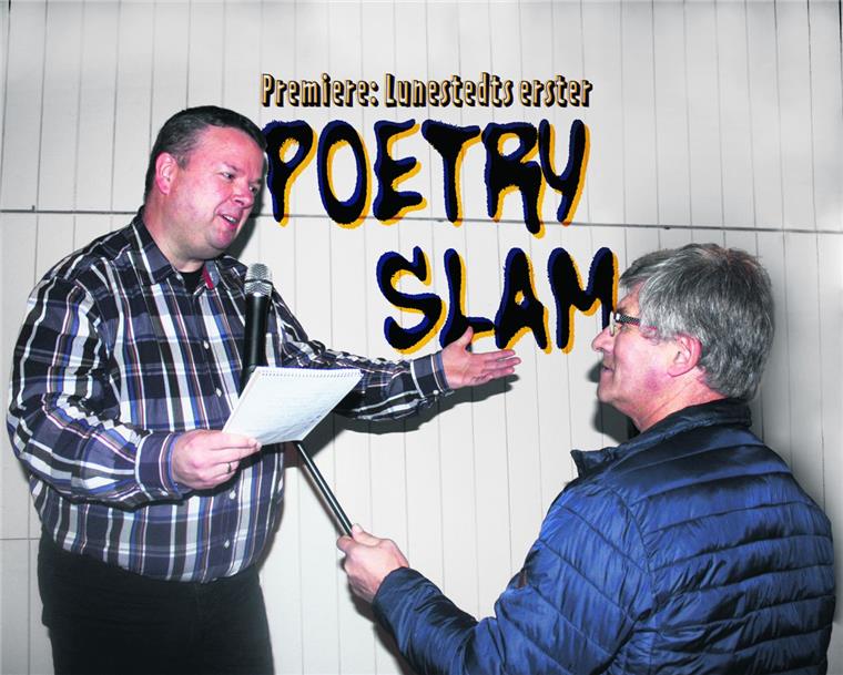 Teilnehmer gesucht: Lunestedt freut sich auf ersten Poetry-Slam Ein offenes Mikrofon für alle, die gerne Gedichte schreiben: Organisator Timo Gerkens (links) probt mit Heino Schmidt, ob Akustik und Ambiente im Dorphuus für den Poetry-Slam am 10. Februar stimmig sind. Der Heimatverein geht mit der Veranstaltung neue Wege.