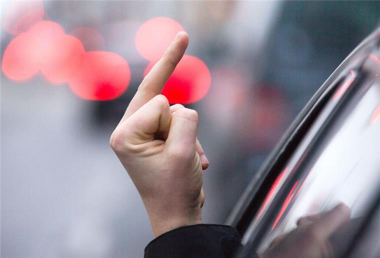 Bremerhaven: Aggressiver Opel-Fahrer erlebt böse Überraschung in Lehe Ein Mann streckt seinen Mittelfinger aus der Seitenscheibe eines Fahrzeuges.