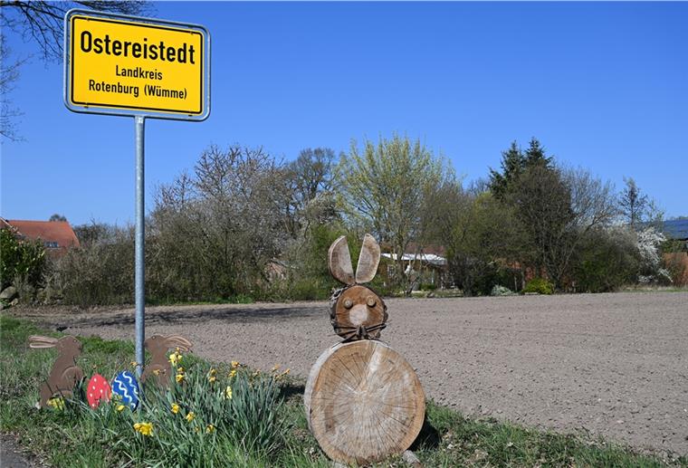 Osterhase in Ostereistedt freut sich auf Kinderbriefe Ein Ostergruß steht am Ortseingang von Ostereistedt. Hier schicken Kinder aus der ganzen Welt zu Ostern an Hanni Hase Briefe, die dann im Postamt in Zeven beantwortet werden.
