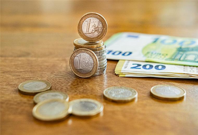 Ferienjob ohne Abzüge: So bleibt das ganze Gehalt auf dem Konto Geldscheine und Münzen auf einem Tisch. Ein paar Wochen arbeiten, viel mitnehmen: Bei Ferienjobs bleibt der Verdienst oft brutto wie netto – wenn Dauer und Fristen stimmen.