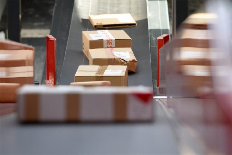 Wulsdorf: Hund beißt Postboten Ein Paketbote ist am Samstag in Bremerhaven von einem Hund gebissen worden.