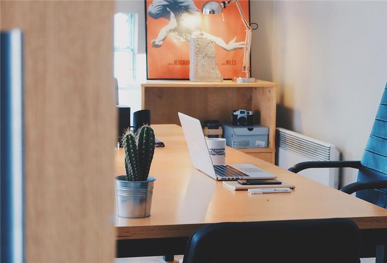 Dokumente erfassen und digital verwalten: Der Weg zum papierlosen Büro Schreibtisch mit Laptop