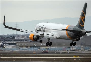 Ein Passagierflugzeug des Ferienfliegers Condor landet auf dem Flughafen in Frankfurt am Main. Flüge für Urlaubsreisen, z.B. nach Mallorca, könnten nun unterbunden werden.