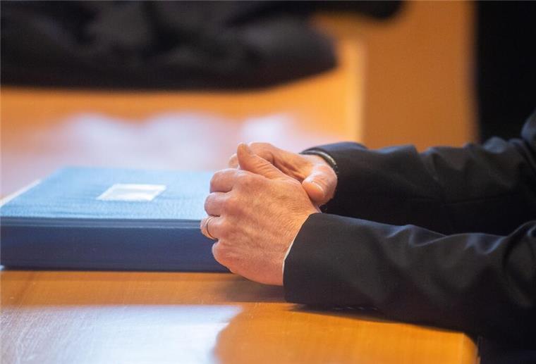 Betrug und Urkundenfälschung: Bewährungsstrafe für früheren Pastor hände