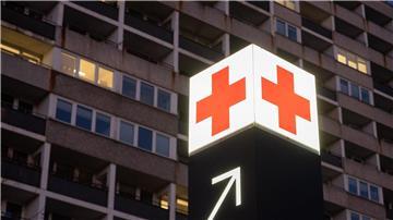 Ein Pfeil weist den Weg zur Notaufnahme eines Krankenhauses.