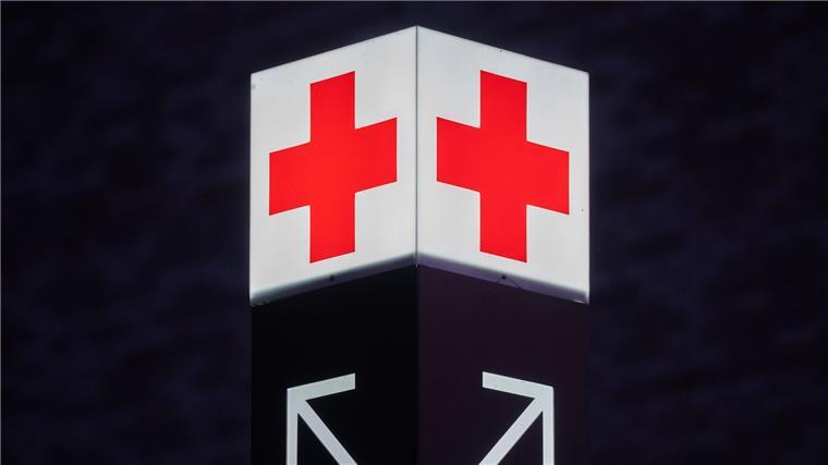Zehnjährige auf Weg der Besserung nach Unfall auf Aller Ein Pfeil weist den Weg zur Notaufnahme eines Krankenhauses.