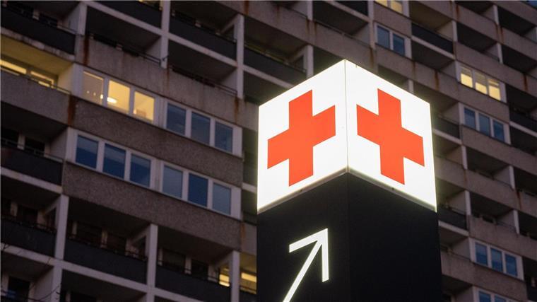 Ungeduldiger Vater greift Arzt im Klinikum Braunschweig an Ein Pfeil weist den Weg zur Notaufnahme eines Krankenhauses.