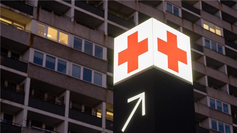 Ein Pfeil weist den Weg zur Notaufnahme eines Krankenhauses.