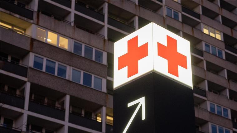 95-Jährige stirbt nach Parkplatzunfall Ein Pfeil weist den Weg zur Notaufnahme eines Krankenhauses.