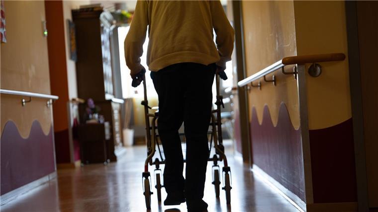 Mögliche Abschiebung von Beschäftigten bedroht Pflegeheim Ein Pflegeheim im niedersächsischen Wilstedt kämpft darum, dass mehrere aus Kolumbien stammende Pflegekräfte in Deutschland bleiben dürfen. (Archivbild)
