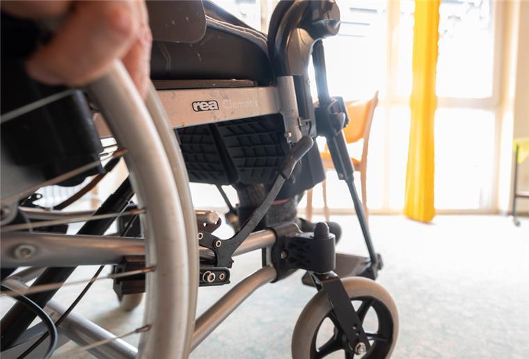 Pflegehelfer soll schwerstbehinderte Frau vergewaltigt haben Ein Mann sitzt im Alten- und Pflegeheim Anlagenring in einem Rollstuhl, an dem die Bremse angezogen ist